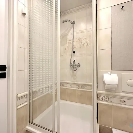 דירה Honey Apartment- Cozy Retreat, 10 Minutes To Old Town