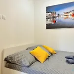 Honey Apartment- Cozy Retreat, 10 Minutes To Old Town *